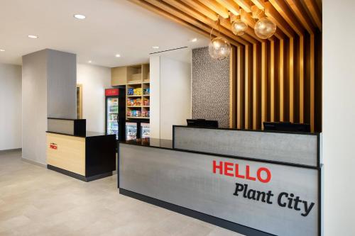 普蘭特城的住宿－TownePlace Suites by Marriott Plant City，商店前方有你好植物城市标志