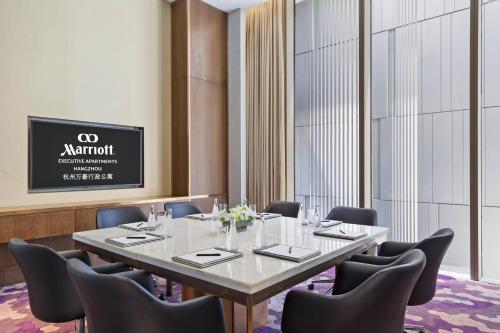 a conference room with a large table and chairs at Marriott Executive Apartments Hangzhou Yuhang in Hangzhou