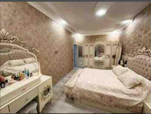 1 dormitorio con cama, tocador y lavamanos en lema Hotel, en Estambul