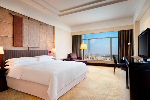 Sheraton Dongguan Hotelにあるベッド