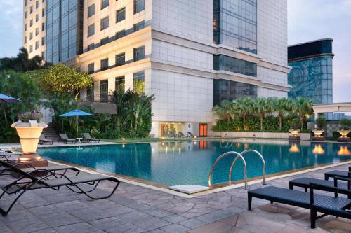 una gran piscina frente a un edificio en Sheraton Dongguan Hotel en Dongguan