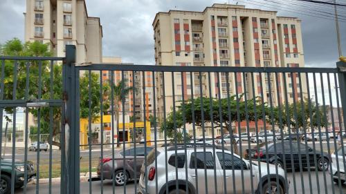 ein weißes Auto parkt auf einem Parkplatz mit Gebäuden in der Unterkunft Apt 1 qto wifi - netflix - ar condicionado - prox ao metrô -ambiente familiar. in Ceilândia