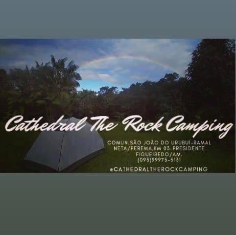 菲格雷多總統鎮的住宿－CATEDRAL THE ROCK CAMPING，树下的岩石露营地标