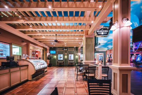 ein Restaurant mit einer Bar sowie Tischen und Stühlen in der Unterkunft Boulder Station Hotel & Casino in Las Vegas