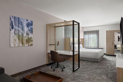 Pokój hotelowy z łóżkiem i biurkiem w obiekcie SpringHill Suites by Marriott Kalamazoo Portage w mieście Portage