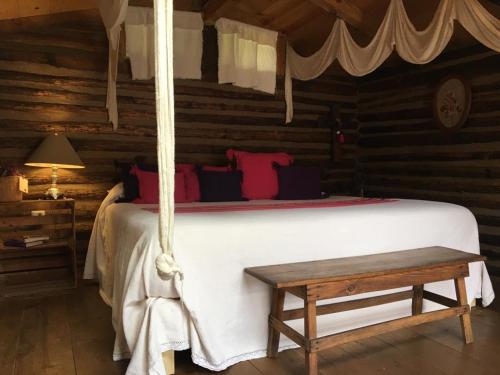 ein Schlafzimmer mit einem Bett und einer Holzwand in der Unterkunft Xamikal in Zacatlán