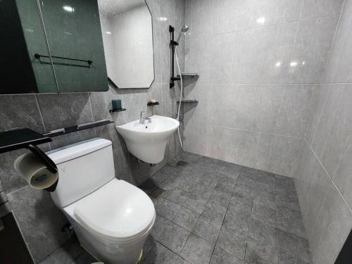 Łazienka z białą toaletą i umywalką w obiekcie Unseo Station 10mins - Max 6pax, BBQ w mieście Inczon