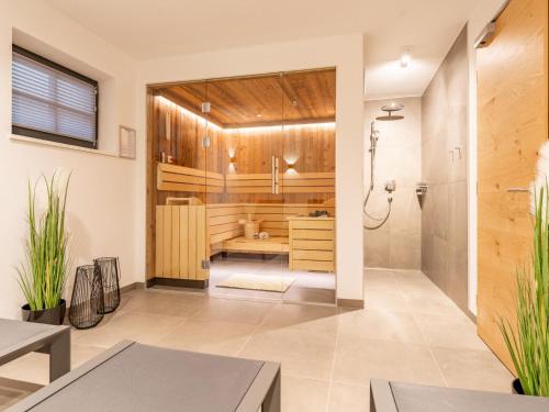 ein Bad mit einer Dusche und einem Waschbecken in der Unterkunft Tauernlodge Chalet Salzach in Niedernsill