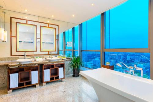baño con 2 lavabos y ventana grande en The Westin Beijing Chaoyang, en Beijing