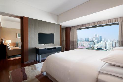 Postel nebo postele na pokoji v ubytování Sheraton Grand Beijing Dongcheng Hotel