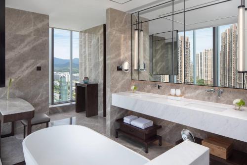 un bagno con un grande lavandino e un grande specchio di Hangzhou Marriott Hotel Lin'an a Lin'an