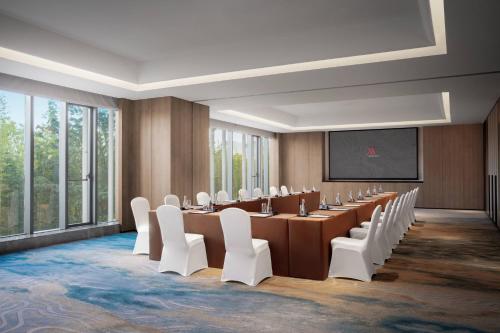 a conference room with a long table and white chairs at Hangzhou Marriott Hotel Lin'an in Lin'an