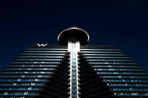 um edifício alto com vista para o topo em W XIAN Hotel em Xi'an