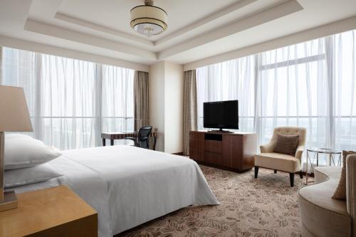 TV a/nebo společenská místnost v ubytování Sheraton Qingdao Jiaozhou Hotel