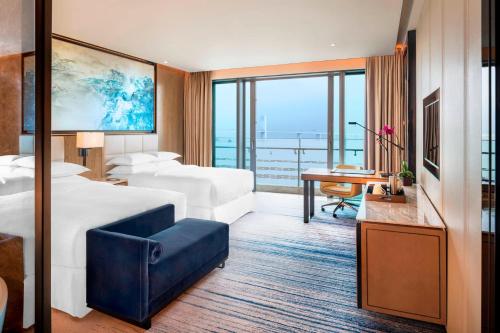 Postel nebo postele na pokoji v ubytování Sheraton Zhuhai Hotel