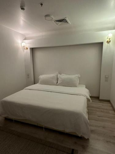 a bedroom with a large white bed with two pillows at شقة مودرن حي الروضة in Jeddah