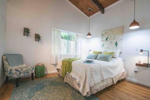 1 dormitorio con 1 cama, 1 silla y 1 ventana en Romantic Retreat, Pop up Dome at your own private yard, Outdoor shower, firepit, 5 min to Hawaii Volcano park, en Volcano