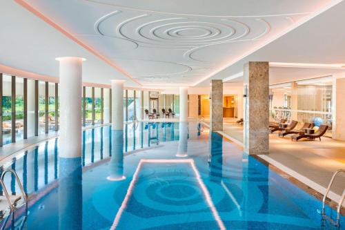 HuangdaoにあるSheraton Qingdao West Coastの円形の天井のホテルスイミングプール