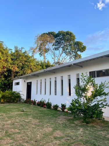 un edificio bianco con un cortile davanti di Santa Barbara a Melgar