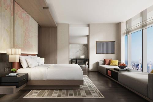 Habitación de hotel con cama, escritorio y TV. en Courtyard by Marriott Luoyang en Luoyang