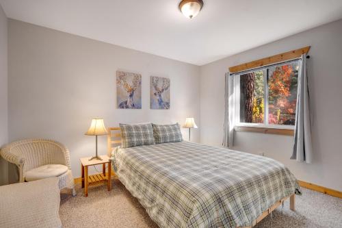 萊文沃思的住宿－Twenty Pines，一间卧室设有一张床和一个窗口