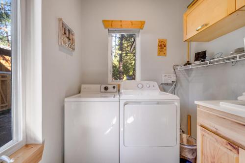 萊文沃思的住宿－Twenty Pines，带窗户的厨房内的白色洗衣机和烘干机