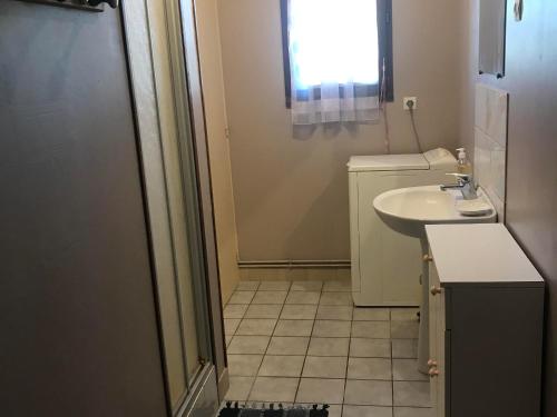 Baño pequeño con lavabo y aseo en Gîte Marolles-les-Braults, 4 pièces, 7 personnes - FR-1-410-136, en Marolles-les-Braults