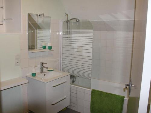 y baño blanco con lavabo y ducha. en Gîte Mareil-sur-Loir, 3 pièces, 6 personnes - FR-1-410-126, en Mareil-sur-Loir