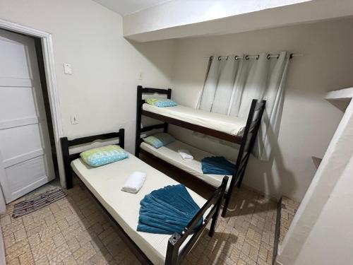 a room with two bunk beds in a room at Pousada da Praia in São Vicente