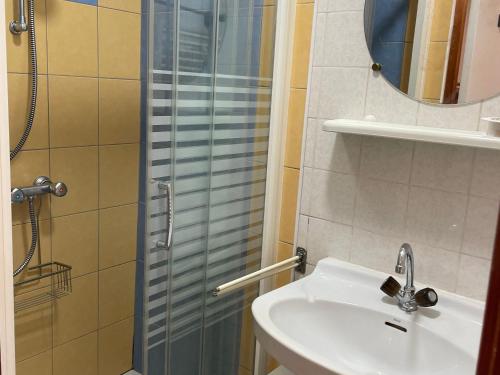 y baño con lavabo y ducha acristalada. en Gîte Roëzé-sur-Sarthe, 3 pièces, 6 personnes - FR-1-410-392, en Roézé-sur-Sarthe