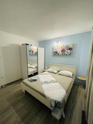 Apartments with parking space Vodice - 21873