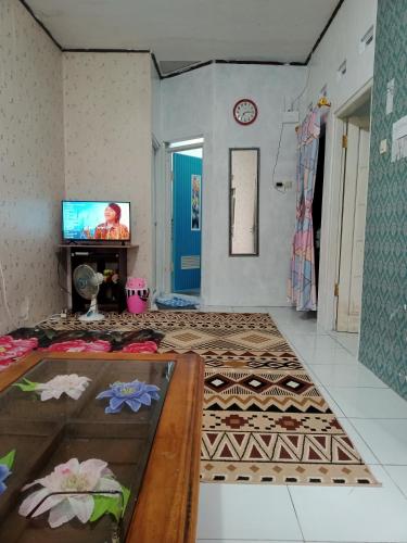 a living room with a table and a blue door at Mutiara Dieng in Wonosobo