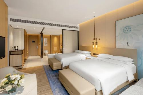 Katil atau katil-katil dalam bilik di Suining Marriott Hotel