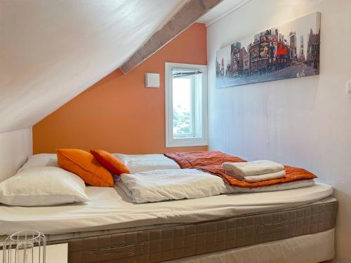 Cama grande en habitación con ventana en Unique 3bed Rooms - Generous Terrace - Central Stavanger en Stavanger