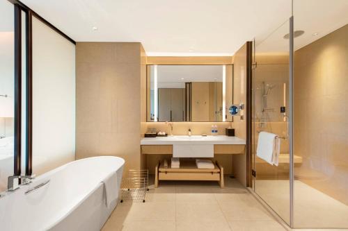 Bilik mandi di Suining Marriott Hotel