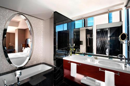 天津市にあるザ セント レジス テンシンのバスルーム(鏡、バスタブ、シンク付)