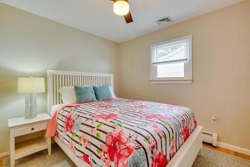 um quarto com uma cama e uma janela em Waterfront Mystic Island Home with Boat Dock! em Little Egg Harbor Township