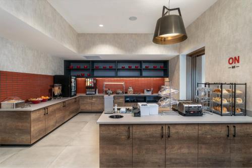 a large kitchen with aasteryasteryasteryasteryasteryasteryasteryasteryasteryasteryastery at TownePlace Suites by Marriott Nashville Midtown in Nashville