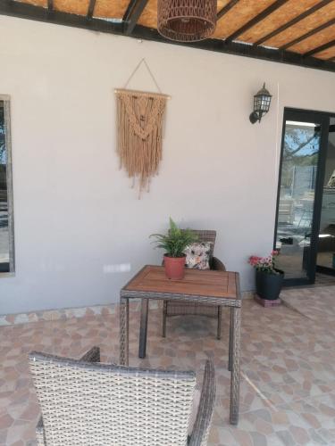 un patio con mesa, sillas y techo en Hotel Sol de Ocucaje, en Ica