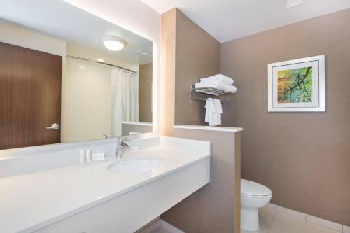 y baño con lavabo y aseo. en Fairfield Inn & Suites by Marriott Dayton en Dayton