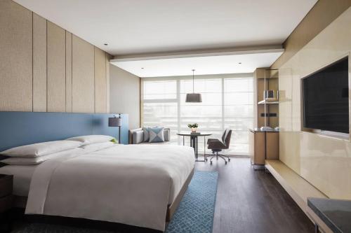 Ένα ή περισσότερα κρεβάτια σε δωμάτιο στο Xuzhou Marriott Hotel Lakeview