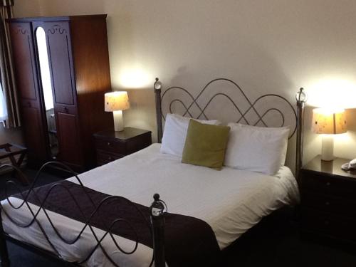スカンソープにあるWortley House Hotelのベッドルーム1室(大型ベッド1台、白いシーツ、枕付)