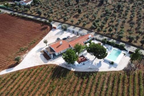 eine Luftansicht eines Hauses mit Pool in der Unterkunft Fonte Freixo, em Borba, Alentejo in Borba