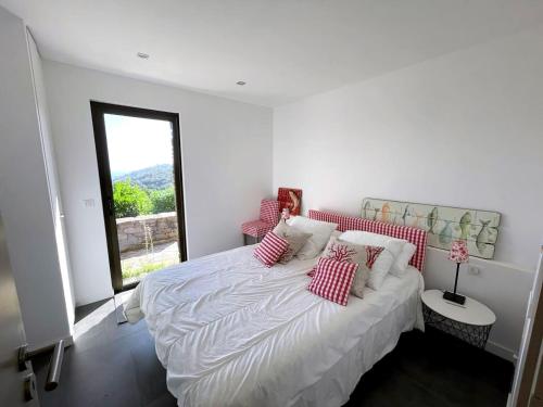 - une chambre blanche dotée d'un lit avec des oreillers rouges et blancs dans l'établissement Villa in Gaou with Sea View and Beach, à Bormes-les-Mimosas