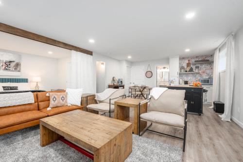 ein Wohnzimmer mit einem Sofa und einem Tisch in der Unterkunft Cozy Retreat with Hot Tub and Free Breakfast! in Lethbridge