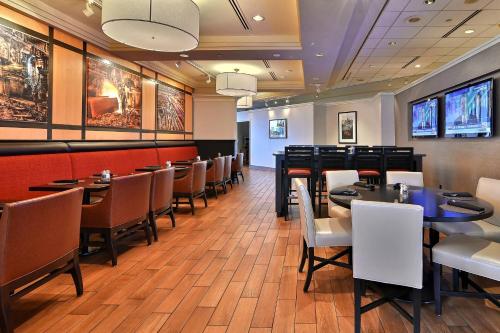 a dining room with tables and chairs in a restaurant at Pittsburgh Marriott City Center in Pittsburgh