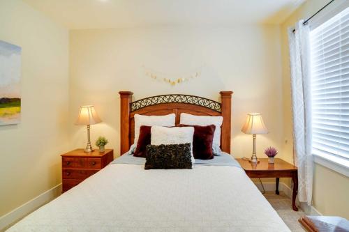 Contemporary Home with Grill Near Utah Lake! في Saratoga Springs: غرفة نوم بسرير كبير مع مواقف ليلتين