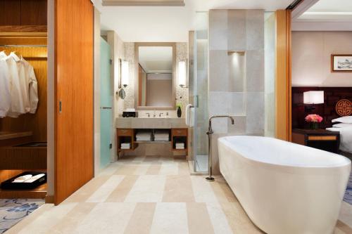ein Badezimmer mit einer Badewanne und einem Waschbecken in der Unterkunft Wutai Mountain Marriott Hotel in Wutai