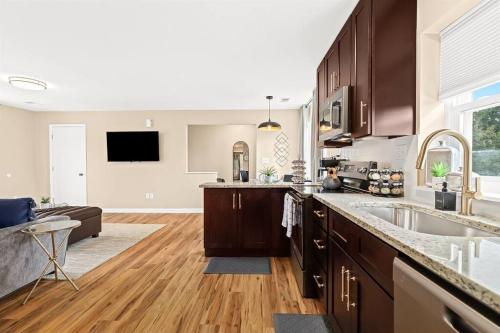 Η κουζίνα ή μικρή κουζίνα στο New! Cozy 1BR minutes from Downtown Roseville