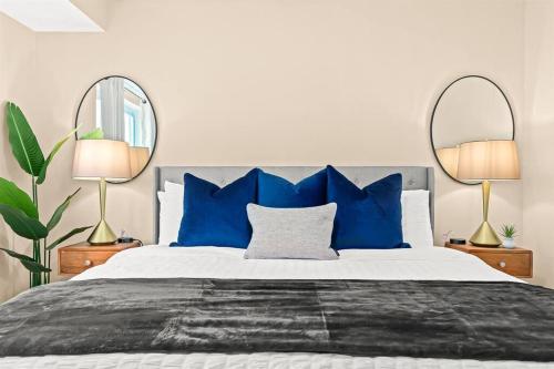 Ένα ή περισσότερα κρεβάτια σε δωμάτιο στο New! Cozy 1BR minutes from Downtown Roseville